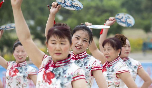 CQ9电子 CQ9传奇电子三伏天跳广场舞这3”不穿“需注意！建议提前知道避免受伤(图5)