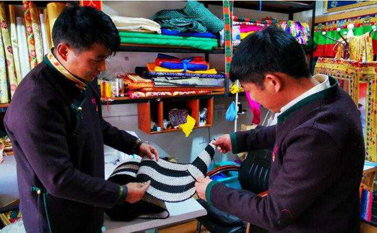 CQ9电子 CQ9传奇电子民族服装加工合作社 氆氇织出致富路