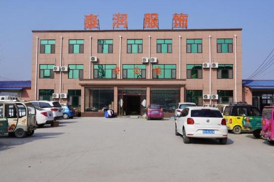 服装加工产CQ9电子 CQ9传奇电子业大户带领乡亲共同致富(图2)