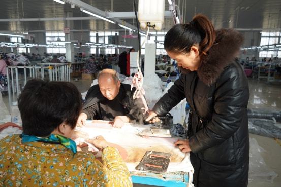 服装加工产CQ9电子 CQ9传奇电子业大户带领乡亲共同致富(图7)