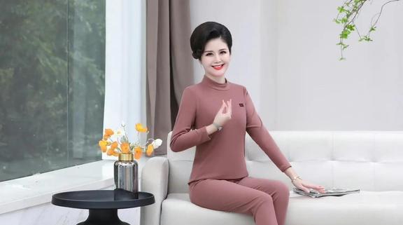 CQ9电子 CQ9传奇电子90后女子坚持装了12年50岁大妈：会网购的人几乎都认识她(图3)