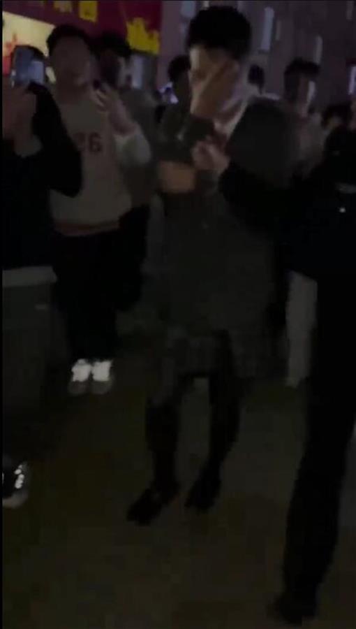 CQ9电子 CQ9传奇电子男子扮女装溜进大学女生宿舍偷衣服校方：他当时戴假发穿短裙已被警方带走