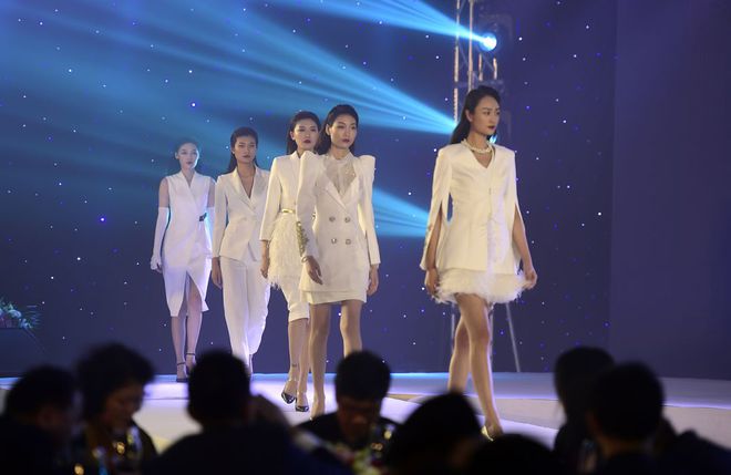 11位服装设计师CQ9电子 CQ9传奇电子上榜！他们用“中国元素”展示深圳设计力量(图13)