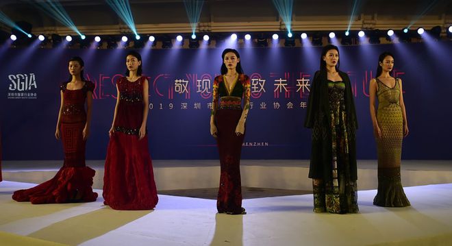 11位服装设计师CQ9电子 CQ9传奇电子上榜！他们用“中国元素”展示深圳设计力量(图15)