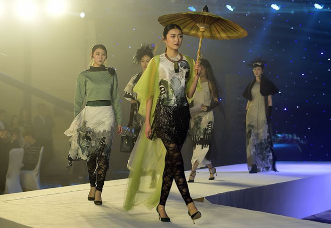 11位服装设计师CQ9电子 CQ9传奇电子上榜！他们用“中国元素”展示深圳设计力量(图16)