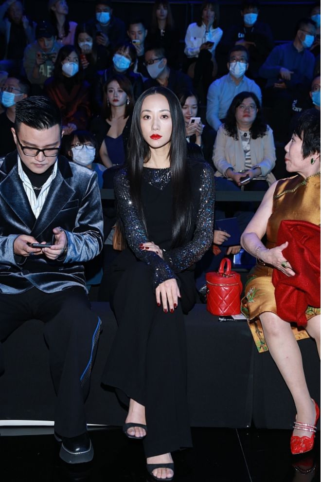 韩雪才是真的时髦精穿一身黑色服装霸气时髦涂红唇变冷艳美人CQ