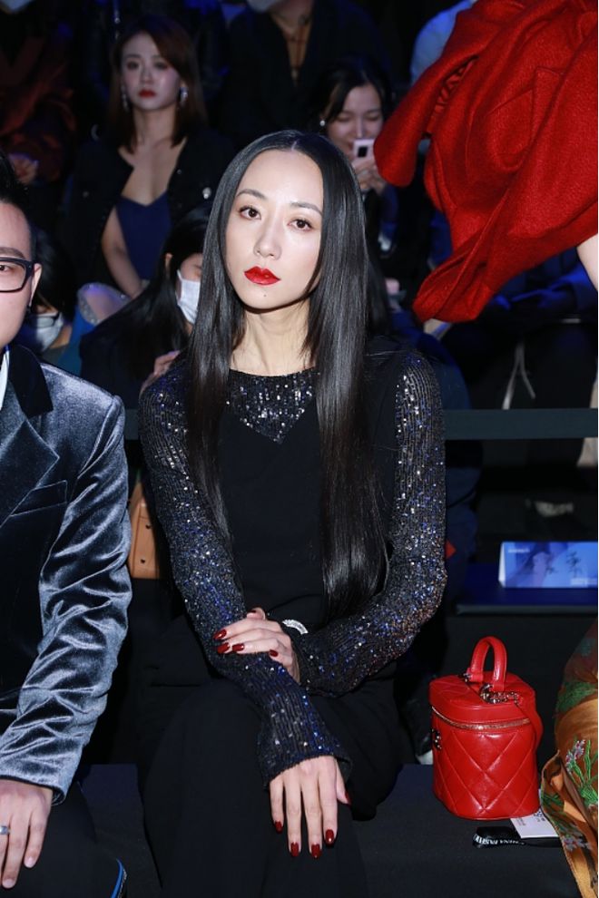 韩雪才是真的时髦精穿一身黑色服装霸气时髦涂红唇变冷艳美人CQ9电子 CQ9传奇电子(图2)