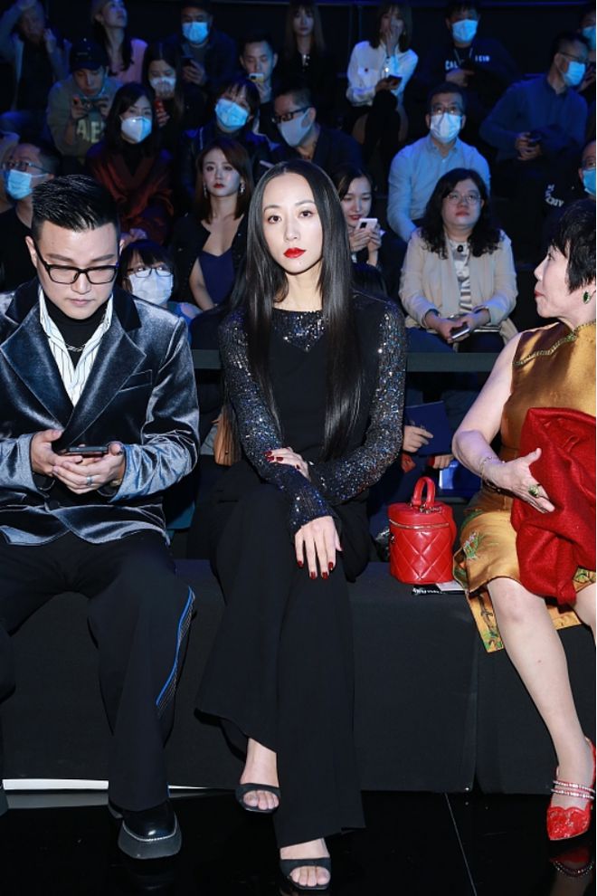 韩雪才是真的时髦精穿一身黑色服装霸气时髦涂红唇变冷艳美人CQ9电子 CQ9传奇电子(图6)