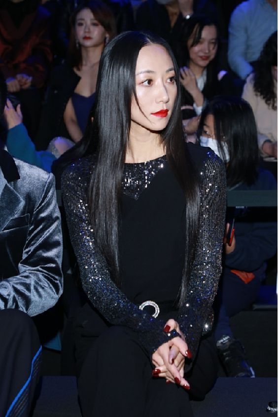 韩雪才是真的时髦精穿一身黑色服装霸气时髦涂红唇变冷艳美人CQ9电子 CQ9传奇电子(图5)