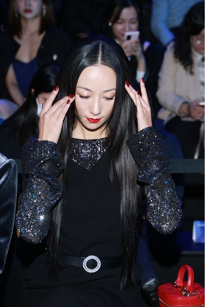 韩雪才是真的时髦精穿一身黑色服装霸气时髦涂红唇变冷艳美人CQ9电子 CQ9传奇电子(图3)
