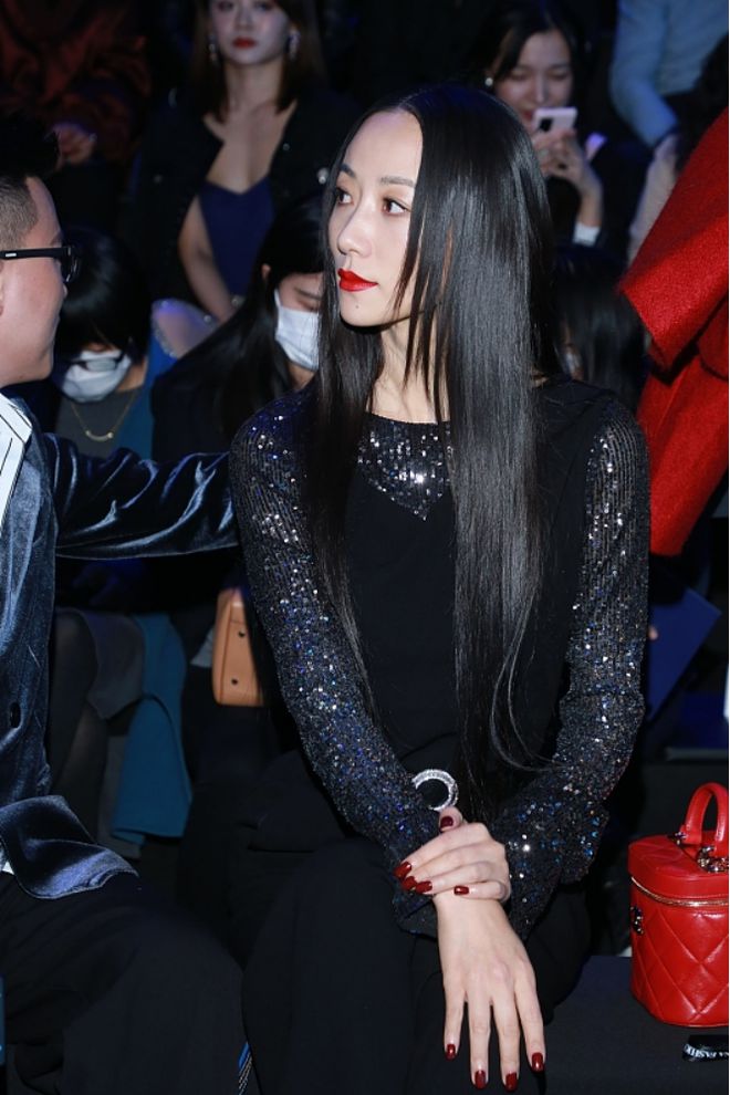 韩雪才是真的时髦精穿一身黑色服装霸气时髦涂红唇变冷艳美人CQ9电子 CQ9传奇电子(图4)