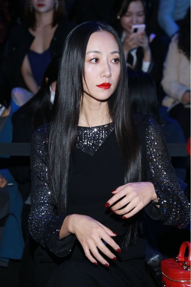 韩雪才是真的时髦精穿一身黑色服装霸气时髦涂红唇变冷艳美人CQ9电子 CQ9传奇电子(图11)