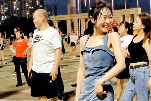 广CQ9电子 CQ9传奇电子东一女子跳广场舞纪实跳得大汗淋漓裙子都被汗水打湿了