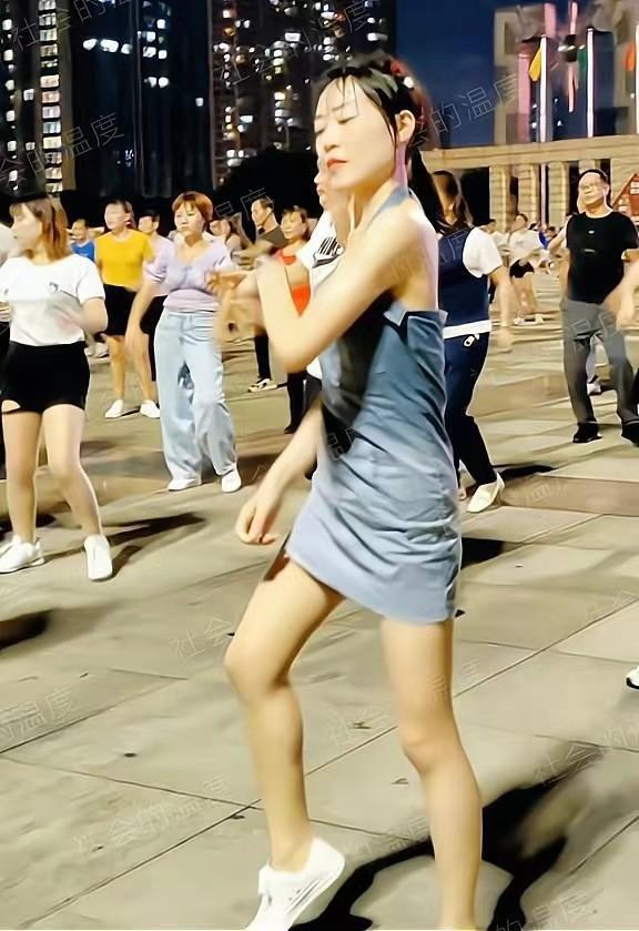 广CQ9电子 CQ9传奇电子东一女子跳广场舞纪实跳得大汗淋漓裙子都被汗水打湿了(图2)