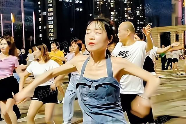 广CQ9电子 CQ9传奇电子东一女子跳广场舞纪实跳得大汗淋漓裙子都被汗水打湿了(图5)