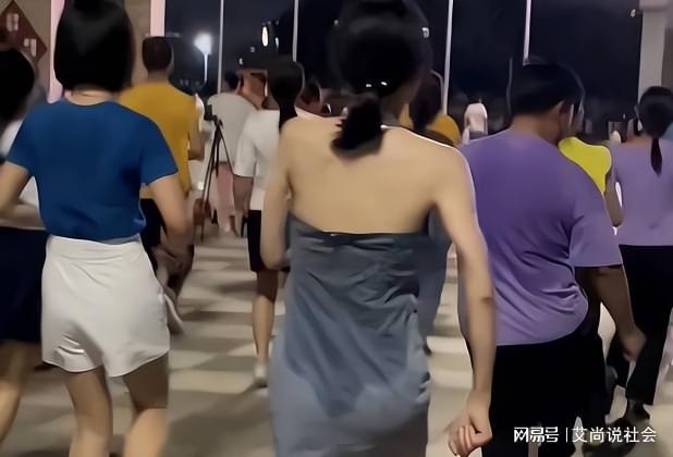 CQ9电子 CQ9传奇电子回顾：广东美女穿清凉跳广场舞汗水淋湿衣服后遭到网友的争议(图3)