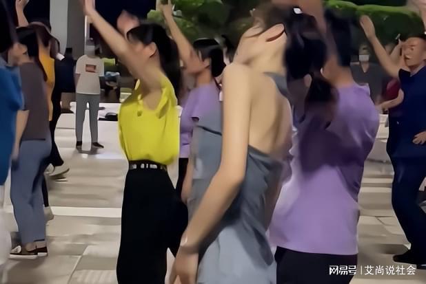 CQ9电子 CQ9传奇电子回顾：广东美女穿清凉跳广场舞汗水淋湿衣服后遭到网友的争议(图2)