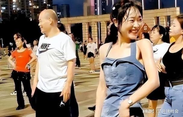 CQ9电子 CQ9传奇电子回顾：广东美女穿清凉跳广场舞汗水淋湿衣服后遭到网友的争议(图4)