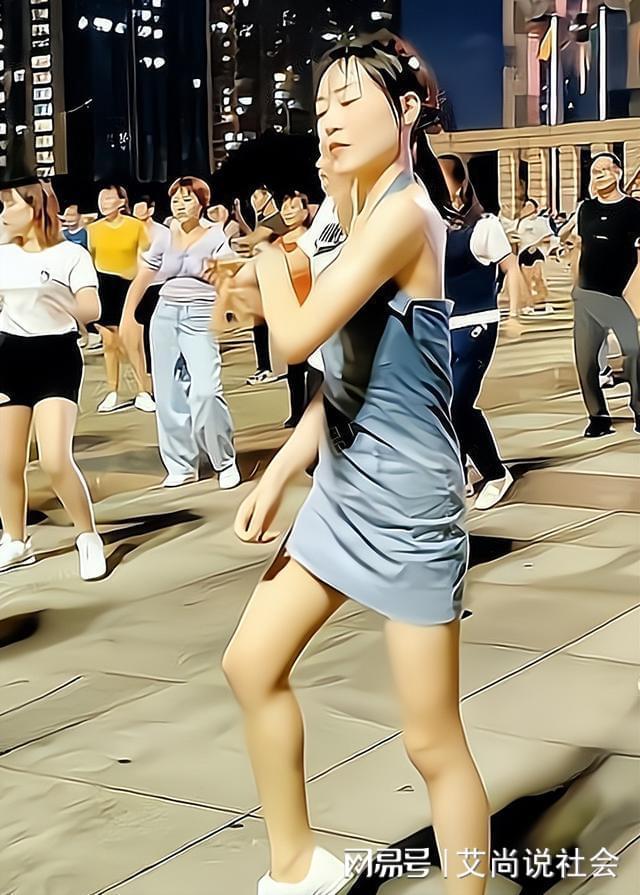 CQ9电子 CQ9传奇电子回顾：广东美女穿清凉跳广场舞汗水淋湿衣服后遭到网友的争议(图5)