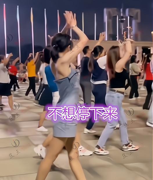 CQ9电子 CQ9传奇电子年轻女子跳广场舞衣服湿透也不停网友：宁跳一身汗不做一顿饭(图2)