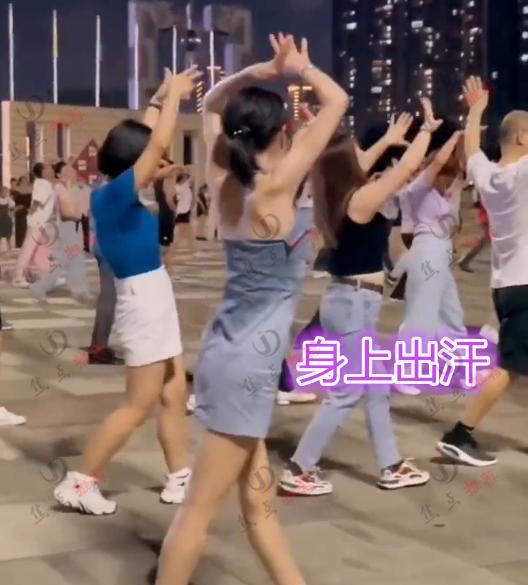 CQ9电子 CQ9传奇电子年轻女子跳广场舞衣服湿透也不停网友：宁跳一身汗不做一顿饭(图3)