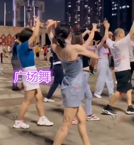 CQ9电子 CQ9传奇电子年轻女子跳广场舞衣服湿透也不停网友：宁跳一身汗不做一顿饭(图4)