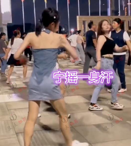 CQ9电子 CQ9传奇电子年轻女子跳广场舞衣服湿透也不停网友：宁跳一身汗不做一顿饭(图5)