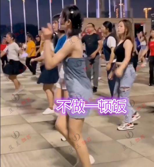 CQ9电子 CQ9传奇电子年轻女子跳广场舞衣服湿透也不停网友：宁跳一身汗不做一顿饭(图6)
