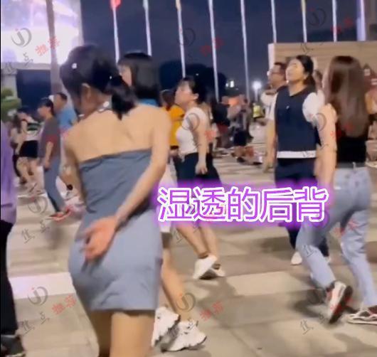 CQ9电子 CQ9传奇电子年轻女子跳广场舞衣服湿透也不停网友：宁跳一身汗不做一顿饭(图7)