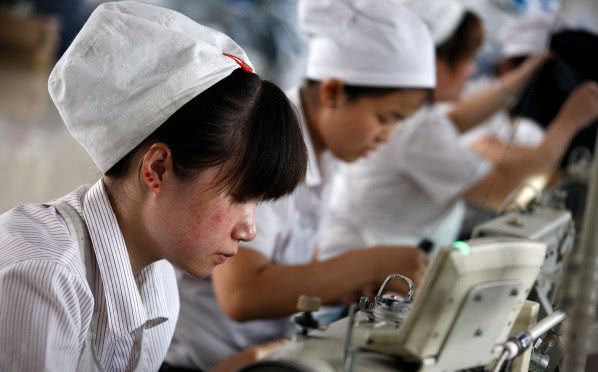 CQ9电子 CQ9传奇电子服装厂打工妹：一天干13小时2个月休1天到手工资以为看错(图4)