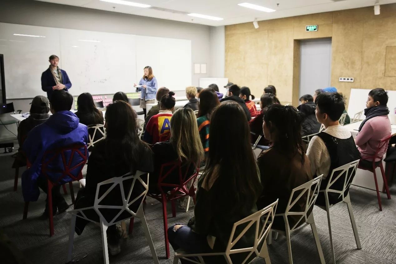 英国巴斯斯巴大学时装与纺织品设计硕士专业课程主任Tim Parry-Williams走进”视觉-德稻实验班”CQ9电子 CQ9传奇电子(图3)