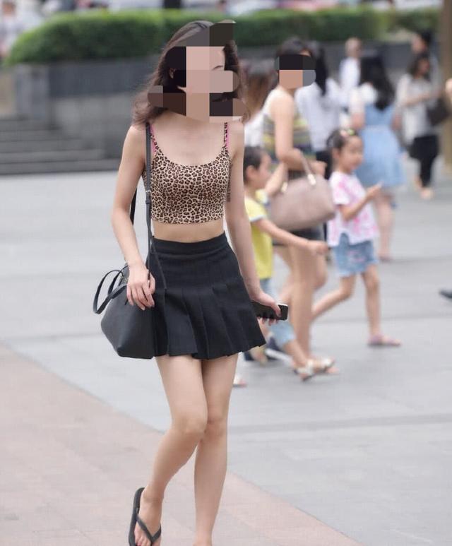 CQ9电子 CQ9传奇电子穿着“清凉”去跳广场舞是否合适？(图2)