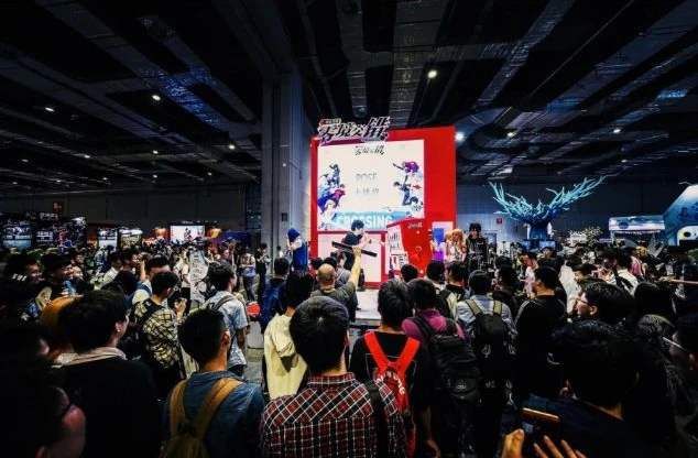 JK少女诱惑性拍照姿势惹争议 是CQ9电子 CQ9传奇电子女子不雅还是摄影师吃相难看？