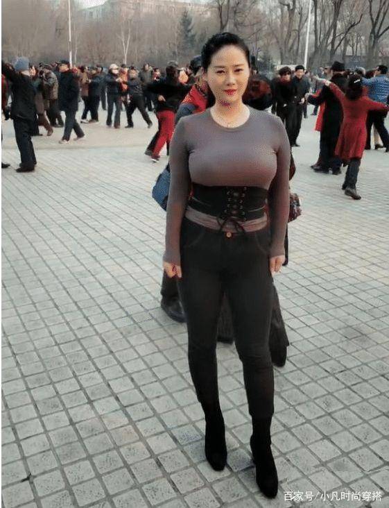 衣衫单薄的辣妈走红一道亮丽的风景线!网友：广场CQ9电子 CQ9传奇电子舞王？(图2)