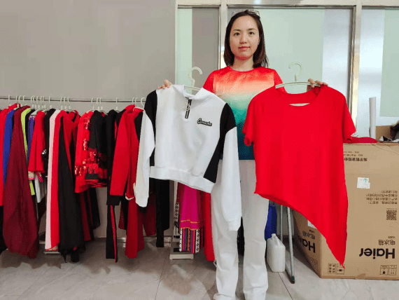 CQ9电子 CQ9传奇电子跳广场舞要几套衣服？——来自“广场舞服之乡”的答案(图3)
