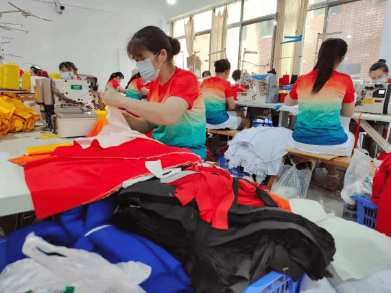 CQ9电子 CQ9传奇电子跳广场舞要几套衣服？——来自“广场舞服之乡”的答案(图2)