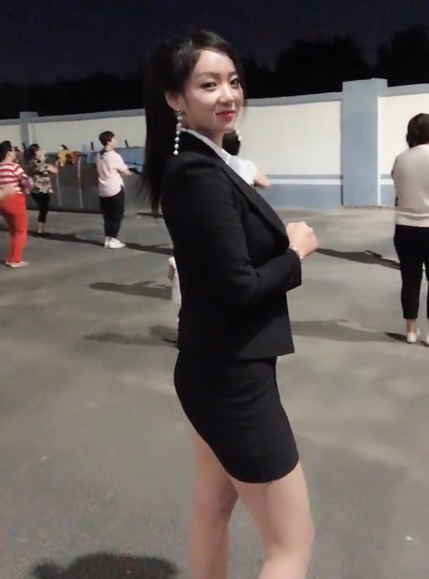 CQ9电子 CQ9传奇电子广场上小姐姐包臀裙、肉色现在跳广场舞的都穿制服？(图2)