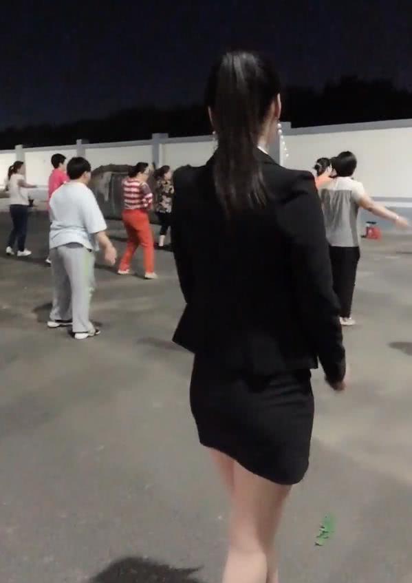 CQ9电子 CQ9传奇电子广场上小姐姐包臀裙、肉色现在跳广场舞的都穿制服？(图3)