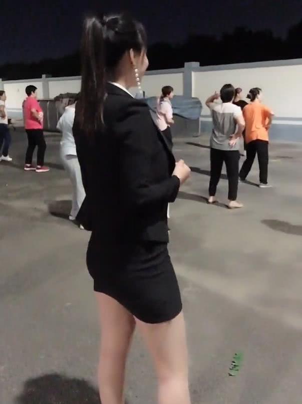 CQ9电子 CQ9传奇电子广场上小姐姐包臀裙、肉色现在跳广场舞的都穿制服？(图4)