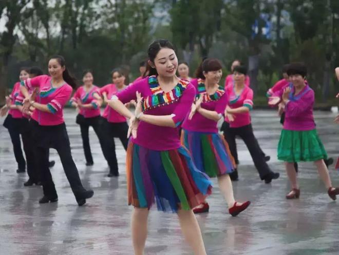 CQ9电子 CQ9传奇电子着装统一打扮得像女特务似的整整齐齐的在公园里面走来走去(图2)