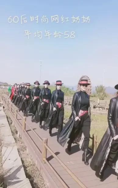 CQ9电子 CQ9传奇电子着装统一打扮得像女特务似的整整齐齐的在公园里面走来走去(图6)