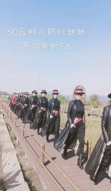 CQ9电子 CQ9传奇电子着装统一打扮得像女特务似的整整齐齐的在公园里面走来走去(图5)