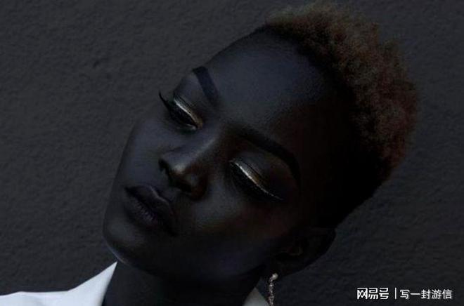 全球“最美”服装女模CQ9电子 CQ9传奇电子全身没有一处是白的！但美貌令人窒息！(图3)