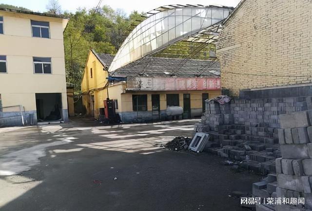 CQ9电子 CQ9传奇电子西藏有处军工厂早年人来人往曾住上千名员工后被废弃很荒凉