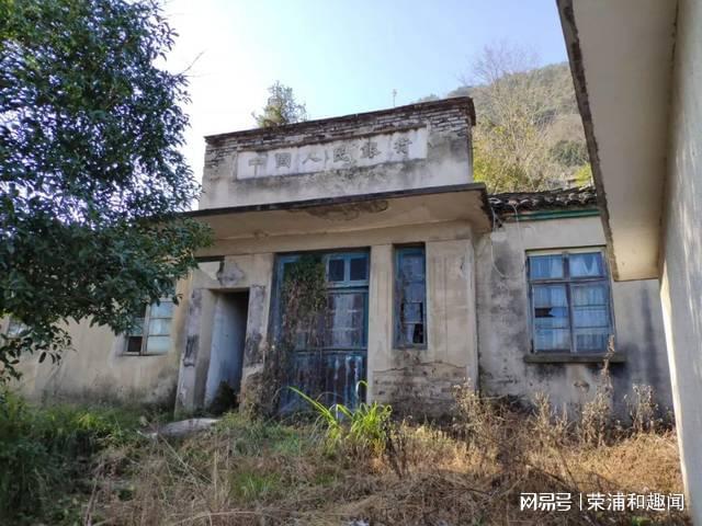 CQ9电子 CQ9传奇电子西藏有处军工厂早年人来人往曾住上千名员工后被废弃很荒凉(图6)
