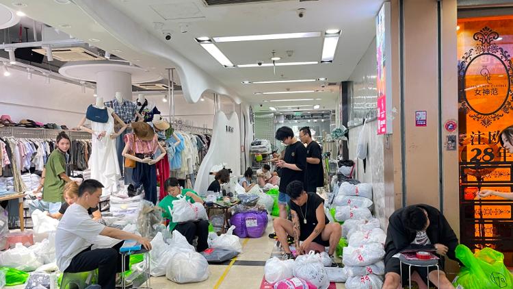 CQ9电子 CQ9传奇电子“中国服装第一街”部分市场打响“禁播”第一枪：私域直播、社交平台推新品、向批发商引流受青睐(图3)