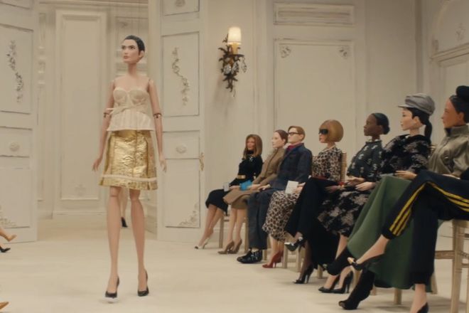 CQ9电子 CQ9传奇电子Moschino 上演“木偶”时装秀(图2)