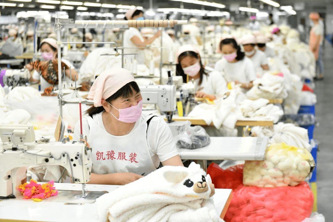 CQ9电子 CQ9传奇电子热点 河南如何打造世界服装工厂 实现万亿服装产业？(图2)