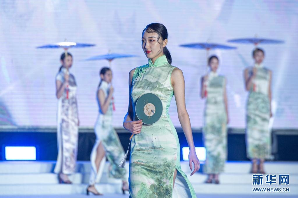 CQ9电子 CQ9传奇电子浙江杭州：夏夜里的亚运服饰秀(图3)