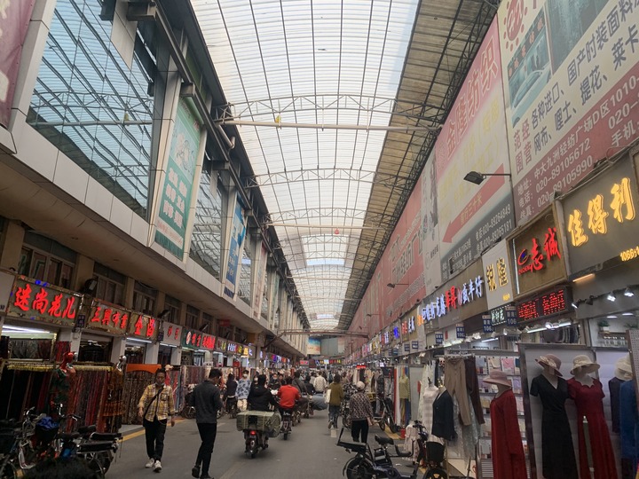 CQ9电子 CQ9传奇电子新华全媒+ 广东就业市场新景：服装厂老板排队等着被“挑”有零工月入上万(图3)